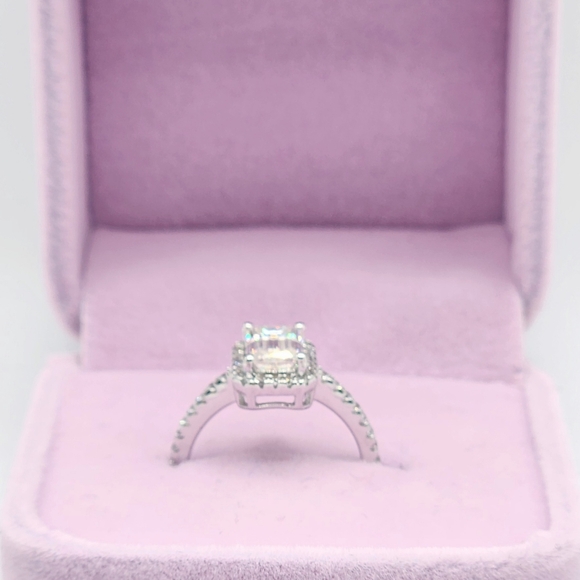 1 carat emerald shaped moissanite halo band - Picture 4 of 10